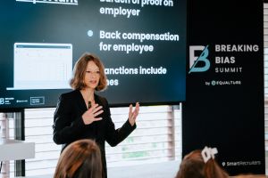 Anita Lettink leading a workshop on pay transparency