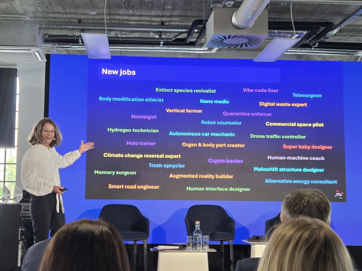 Anita Lettink presenting at Trendy Prace