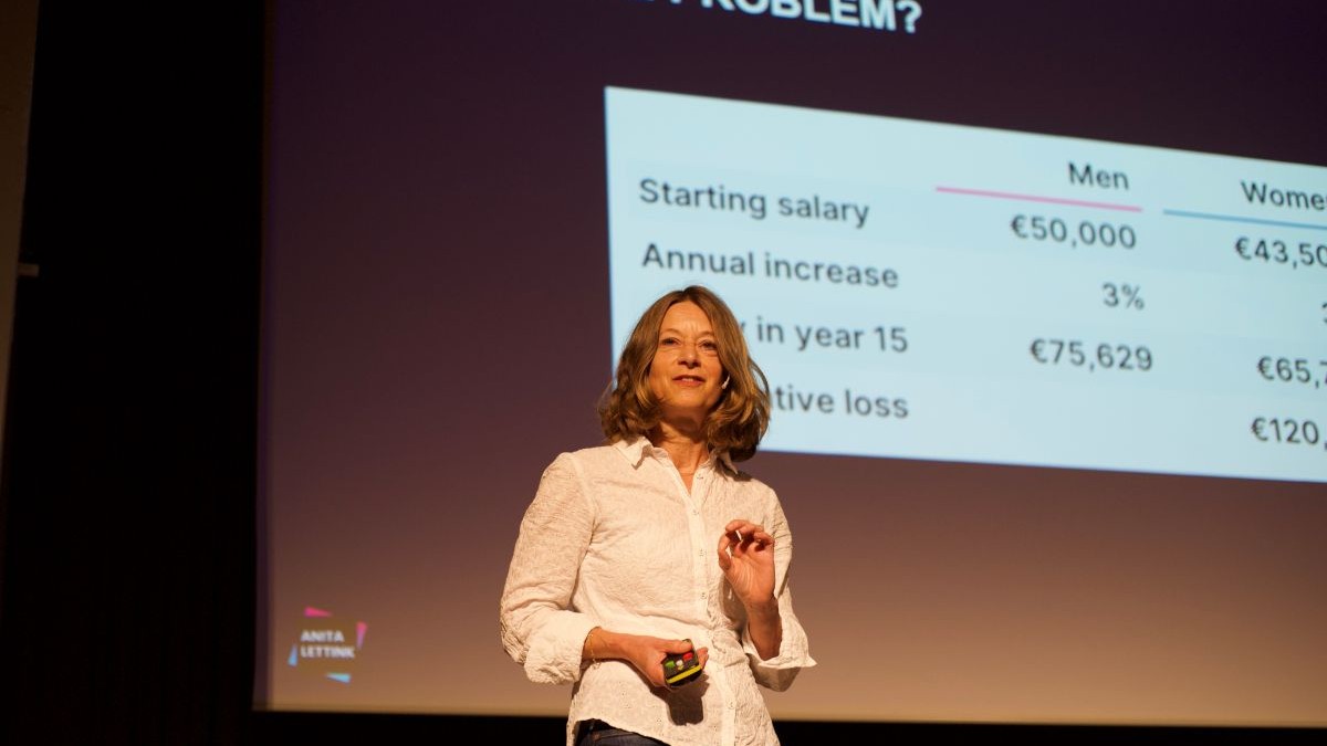 Anita Lettink on stage at Fair! Barcelona for a keynote about pay transparency