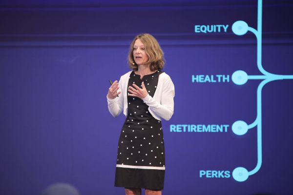 Anita Lettink presenting on Pay and Compensation in Dubai