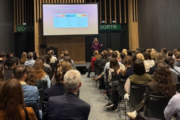 Anita Lettink on stage keynoting about pay transparency